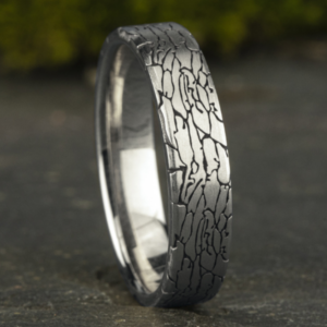 14K Gold 5mm – Fractured Rock Pattern Men’s Wedding Band Benchmark 15