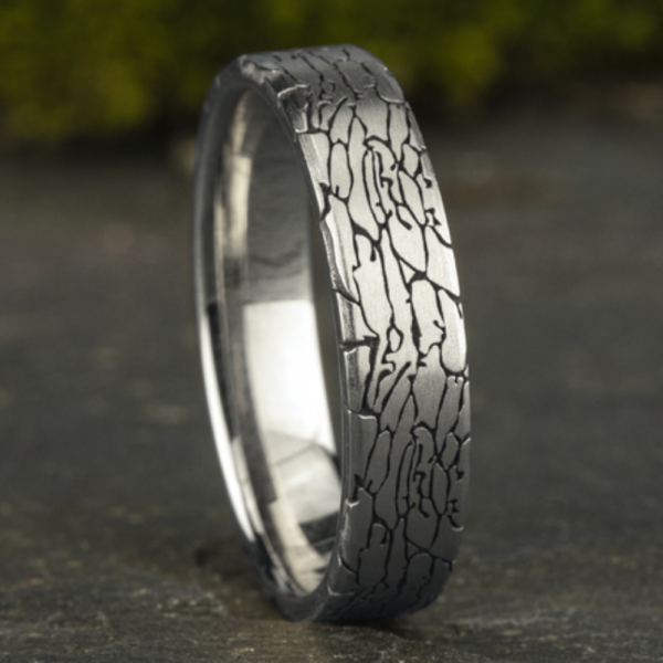 14K Gold 5mm - Fractured Rock Pattern Men's Wedding Band - Image 6