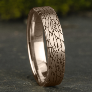 14K Gold 5mm – Fractured Rock Pattern Men’s Wedding Band Benchmark 18
