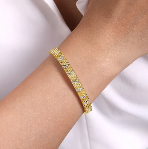 14K Yellow Gold Chevron Station Bangle with .52ctw Diamonds Size 6.5 Bracelets 2
